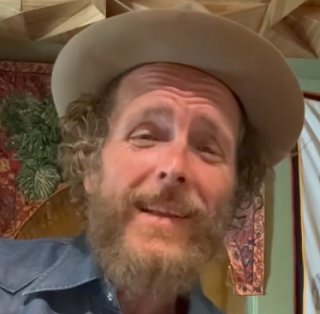 Monsampolo - Jovanotti saluta i ciclisti  di Pedale Lento Stella  con Don Andrea